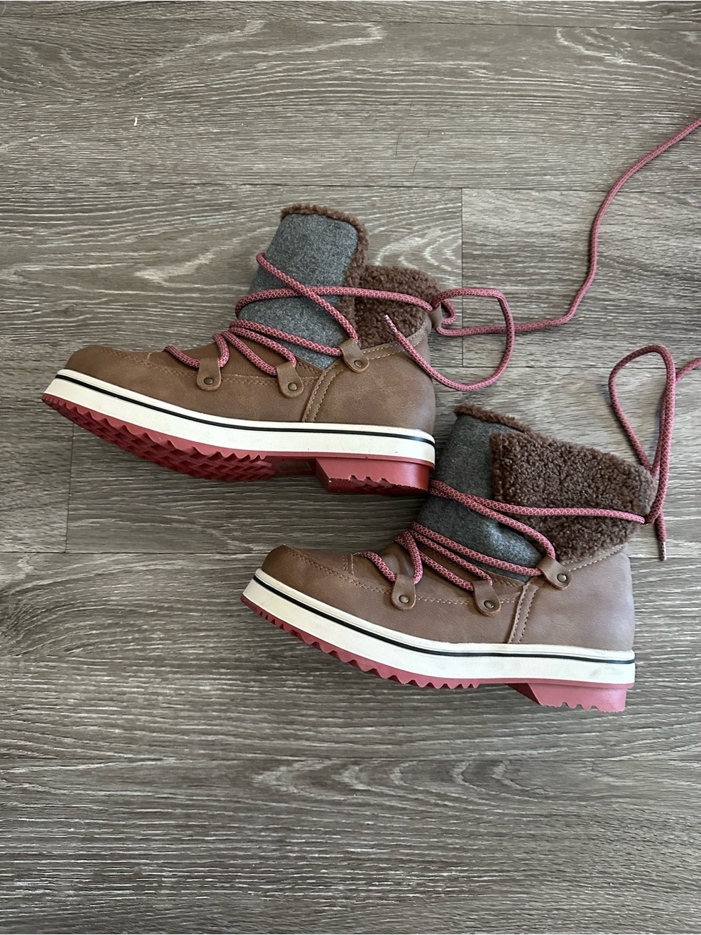 Wren Brown Sherpa Lace Up Duck Boot Size 9